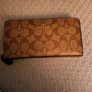 Coach Ladies Zip-around Wallet.